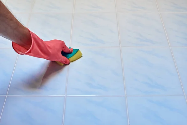 Primer Plano Mano Guante Con Esponja Limpieza Una Baldosa Baño — Foto de Stock