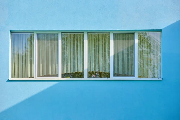 Сучасний Фасад Будівлі Зеленого Каменю Довгим Вікном — стокове фото