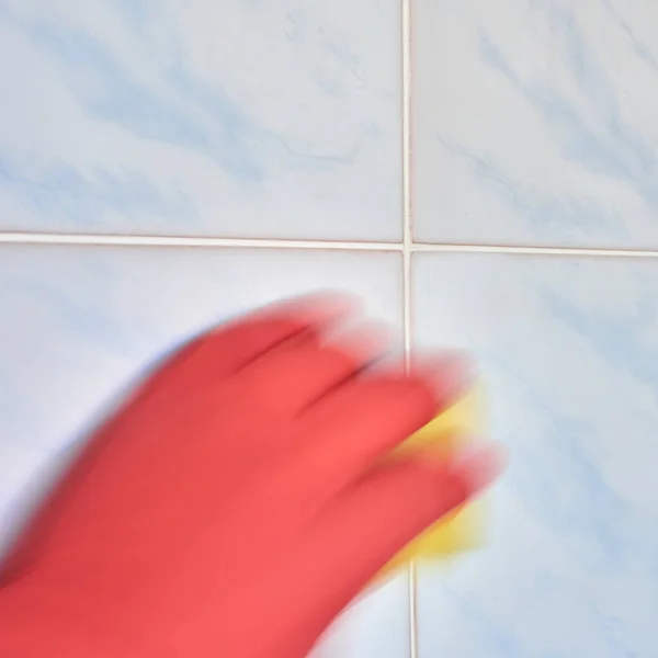 バスルームのゴム保護手袋洗浄タイルで手 自然な動きのぼかし 正方形のアスペクト比の画像 — ストック写真