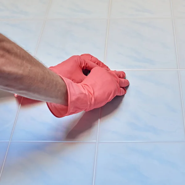 Primo Piano Mano Guanto Con Spugna Pulizia Una Piastrella Bagno — Foto Stock