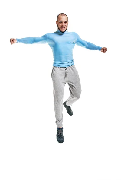 Gesund Fitter Mann Beim Aufwärmen Und Springen Auf Weißem Hintergrund — Stockfoto