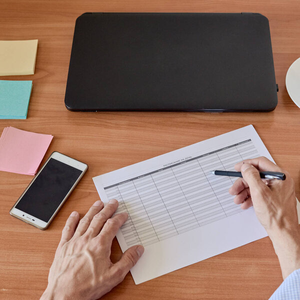 Бизнесмен пишет напоминание о встрече в еженедельном расписании на русском языке