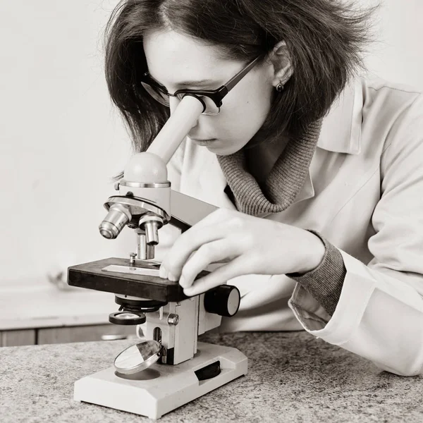 Ветеринар Женщина Врач Делает Тест Помощью Микроскопа — стоковое фото