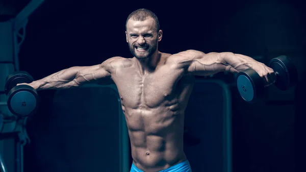 Hombre Atlético Poderoso Guapo Que Tiene Entrenamiento Con Pesas Gimnasio — Foto de Stock