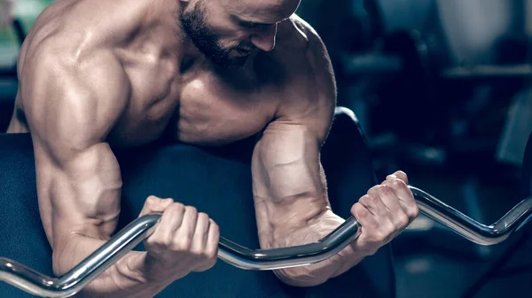 Strong Man Doing Heavy Weight Exercise Biceps Image Cold Vintage — ストック写真