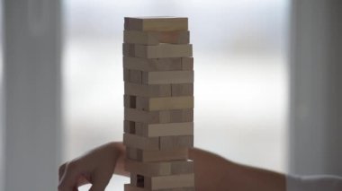 Ahşap bloklar kule oyunu oynayan çocuğun yakın plan fotoğrafı