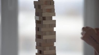 Çocuğun ebeveynle ahşap masa oyunu oynamasına yakın çekim