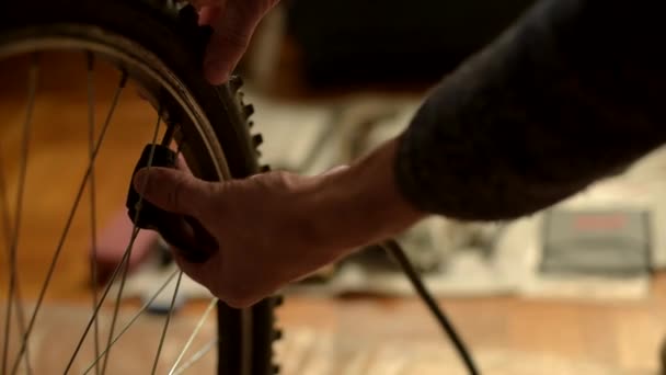 Primer Plano Del Hombre Que Fija Bomba Bicicleta Válvula Ciclo — Vídeo de stock