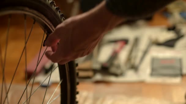 Närbild Man Förbereder Ventil Cykelhjul För Att Fästa Pumpen — Stockvideo