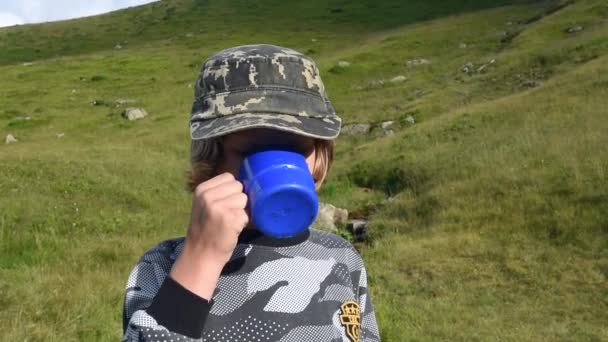 Ung Pojke Som Hämtar Sötvatten Från Fjällbäcken För Att Dricka — Stockvideo