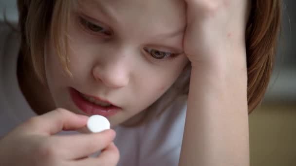 Anak Kecil Berambut Pirang Meminum Pil Vitamin — Stok Video