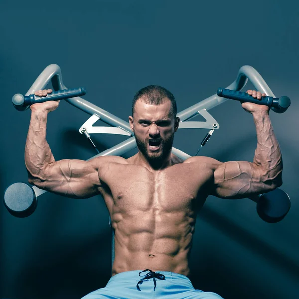 Modern Spor Salonunda Barfiks Egzersizi Yapan Güçlü Kaslı Adamın Portresi — Stok fotoğraf