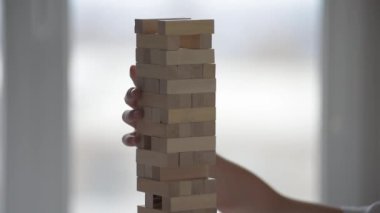 Ahşap bloklar kule oyunu oynayan çocuğun yakın plan fotoğrafı