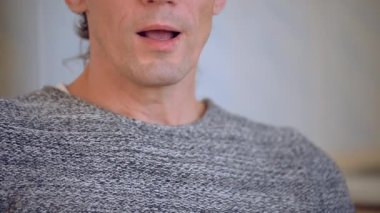 Genç adamın taze süt içerken çekilmiş yakın çekim videosu.