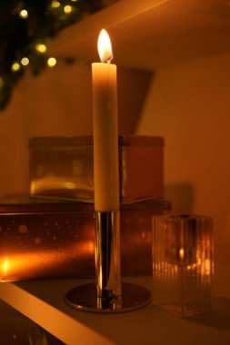 2021 yılının içinde mumlar, ampuller ve bokeh ile. Noel kutlaması için dekore edilmiş bir oda. Hediyeli Noel ağacı