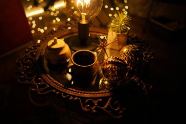2021 yılının içinde mumlar, ampuller ve bokeh ile. Noel kutlaması için dekore edilmiş bir oda. Hediyeli Noel ağacı
