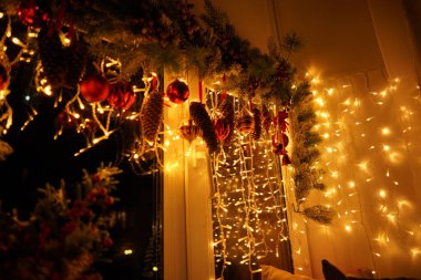 2021 yılının içinde mumlar, ampuller ve bokeh ile. Noel kutlaması için dekore edilmiş bir oda. Hediyeli Noel ağacı