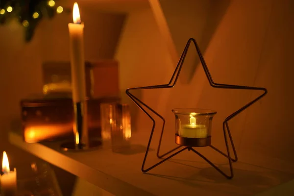 Nieuwjaar 2021 Interieur Met Kaarsen Lampen Bokeh Kamer Ingericht Kerst — Stockfoto