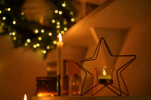 2021 yılının içinde mumlar, ampuller ve bokeh ile. Noel kutlaması için dekore edilmiş bir oda. Hediyeli Noel ağacı