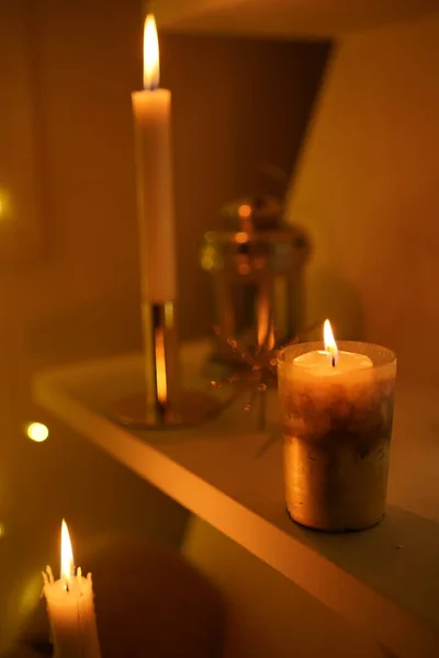 2021 yılının içinde mumlar, ampuller ve bokeh ile. Noel kutlaması için dekore edilmiş bir oda. Hediyeli Noel ağacı