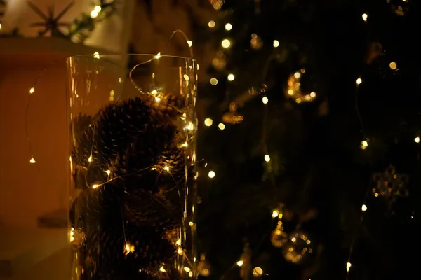 2021 yılının içinde mumlar, ampuller ve bokeh ile. Noel kutlaması için dekore edilmiş bir oda. Hediyeli Noel ağacı