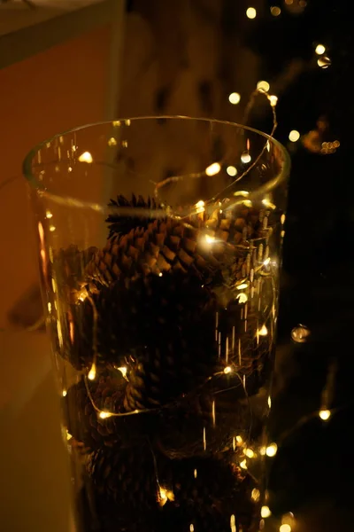 2021 yılının içinde mumlar, ampuller ve bokeh ile. Noel kutlaması için dekore edilmiş bir oda. Hediyeli Noel ağacı