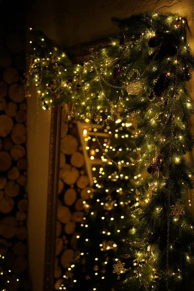 2021 yılının içinde mumlar, ampuller ve bokeh ile. Noel kutlaması için dekore edilmiş bir oda. Hediyeli Noel ağacı