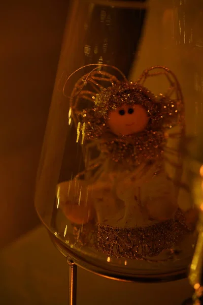2021 yılının içinde mumlar, ampuller ve bokeh ile. Noel kutlaması için dekore edilmiş bir oda. Hediyeli Noel ağacı