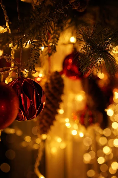2021 yılının içinde mumlar, ampuller ve bokeh ile. Noel kutlaması için dekore edilmiş bir oda. Hediyeli Noel ağacı