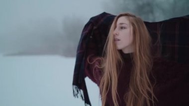 Buz gölündeki kar manzarasının tadını çıkaran bir kız.