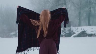 Buz gölündeki kar manzarasının tadını çıkaran bir kız.