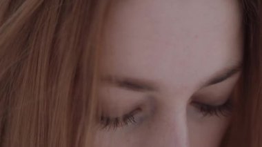 Buz gölündeki kar manzarasının tadını çıkaran bir kız.