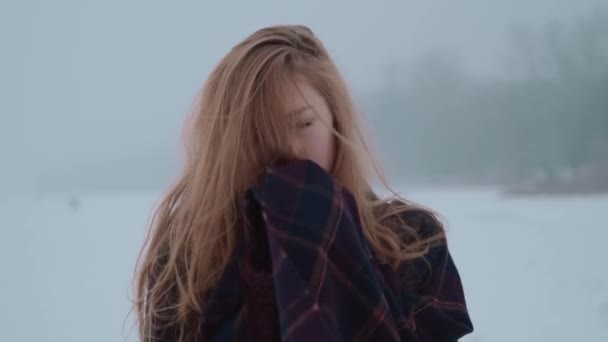 Ein Mädchen Genießt Die Schneelandschaft Auf Dem Eissee — Stockvideo