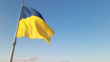 Ukrayna 'nın son derece detaylı kumaş dokuma bayrağı. Ukrayna bayrağının yavaş çekimde dalgalanan gökyüzü mavi ve sarı Ukrayna sarı-mavi rengi. Ukrayna bayrağının dalgalanan ulusal sembolü ülke