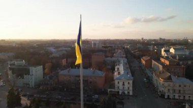 Ukrayna 'nın son derece detaylı kumaş dokuma bayrağı. Ukrayna bayrağının yavaş çekimde dalgalanan gökyüzü mavi ve sarı Ukrayna sarı-mavi rengi. Ukrayna bayrağının dalgalanan ulusal sembolü ülke