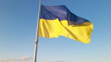 Ukrayna 'nın son derece detaylı kumaş dokuma bayrağı. Ukrayna bayrağının yavaş çekimde dalgalanan gökyüzü mavi ve sarı Ukrayna sarı-mavi rengi. Ukrayna bayrağının dalgalanan ulusal sembolü ülke