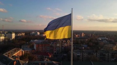 Ukrayna 'nın son derece detaylı kumaş dokuma bayrağı. Ukrayna bayrağının yavaş çekimde dalgalanan gökyüzü mavi ve sarı Ukrayna sarı-mavi rengi. Ukrayna bayrağının dalgalanan ulusal sembolü ülke