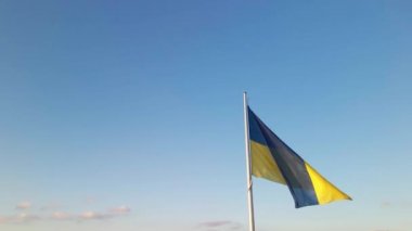 Ukrayna 'nın son derece detaylı kumaş dokuma bayrağı. Ukrayna bayrağının yavaş çekimde dalgalanan gökyüzü mavi ve sarı Ukrayna sarı-mavi rengi. Ukrayna bayrağının dalgalanan ulusal sembolü ülke