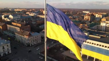 Ukrayna 'nın son derece detaylı kumaş dokuma bayrağı. Ukrayna bayrağının yavaş çekimde dalgalanan gökyüzü mavi ve sarı Ukrayna sarı-mavi rengi. Ukrayna bayrağının dalgalanan ulusal sembolü ülke