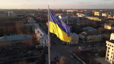 Ukrayna 'nın son derece detaylı kumaş dokuma bayrağı. Ukrayna bayrağının yavaş çekimde dalgalanan gökyüzü mavi ve sarı Ukrayna sarı-mavi rengi. Ukrayna bayrağının dalgalanan ulusal sembolü ülke