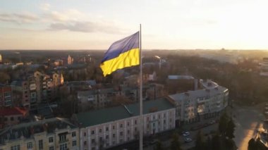 Ukrayna 'nın son derece detaylı kumaş dokuma bayrağı. Ukrayna bayrağının yavaş çekimde dalgalanan gökyüzü mavi ve sarı Ukrayna sarı-mavi rengi. Ukrayna bayrağının dalgalanan ulusal sembolü ülke