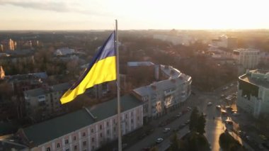 Ukrayna 'nın son derece detaylı kumaş dokuma bayrağı. Ukrayna bayrağının yavaş çekimde dalgalanan gökyüzü mavi ve sarı Ukrayna sarı-mavi rengi. Ukrayna bayrağının dalgalanan ulusal sembolü ülke