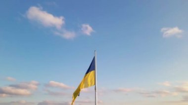 Ukrayna 'nın son derece detaylı kumaş dokuma bayrağı. Ukrayna bayrağının yavaş çekimde dalgalanan gökyüzü mavi ve sarı Ukrayna sarı-mavi rengi. Ukrayna bayrağının dalgalanan ulusal sembolü ülke