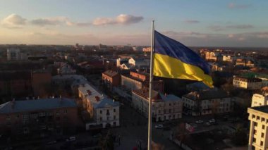 Ukrayna 'nın son derece detaylı kumaş dokuma bayrağı. Ukrayna bayrağının yavaş çekimde dalgalanan gökyüzü mavi ve sarı Ukrayna sarı-mavi rengi. Ukrayna bayrağının dalgalanan ulusal sembolü ülke