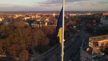 Ukrayna 'nın son derece detaylı kumaş dokuma bayrağı. Ukrayna bayrağının yavaş çekimde dalgalanan gökyüzü mavi ve sarı Ukrayna sarı-mavi rengi. Ukrayna bayrağının dalgalanan ulusal sembolü ülke