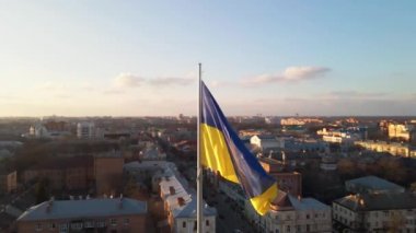 Ukrayna 'nın son derece detaylı kumaş dokuma bayrağı. Ukrayna bayrağının yavaş çekimde dalgalanan gökyüzü mavi ve sarı Ukrayna sarı-mavi rengi. Ukrayna bayrağının dalgalanan ulusal sembolü ülke