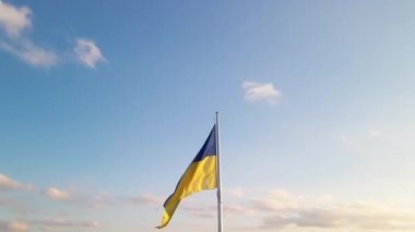 Ukrayna 'nın son derece detaylı kumaş dokuma bayrağı. Ukrayna bayrağının yavaş çekimde dalgalanan gökyüzü mavi ve sarı Ukrayna sarı-mavi rengi. Ukrayna bayrağının dalgalanan ulusal sembolü ülke