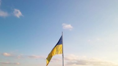 Ukrayna 'nın son derece detaylı kumaş dokuma bayrağı. Ukrayna bayrağının yavaş çekimde dalgalanan gökyüzü mavi ve sarı Ukrayna sarı-mavi rengi. Ukrayna bayrağının dalgalanan ulusal sembolü ülke