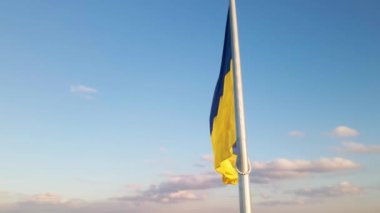 Ukrayna 'nın son derece detaylı kumaş dokuma bayrağı. Ukrayna bayrağının yavaş çekimde dalgalanan gökyüzü mavi ve sarı Ukrayna sarı-mavi rengi. Ukrayna bayrağının dalgalanan ulusal sembolü ülke