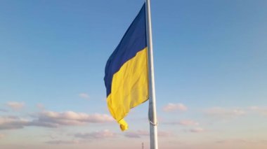 Ukrayna 'nın son derece detaylı kumaş dokuma bayrağı. Ukrayna bayrağının yavaş çekimde dalgalanan gökyüzü mavi ve sarı Ukrayna sarı-mavi rengi. Ukrayna bayrağının dalgalanan ulusal sembolü ülke